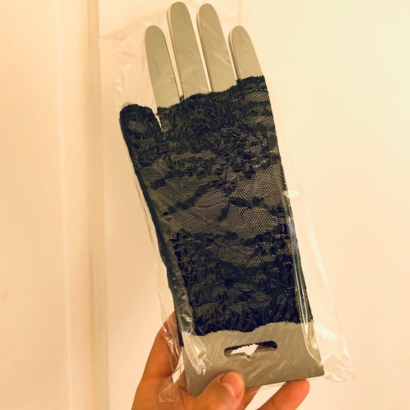 Three lace fingerless gloves hot topic NWT! - Picture 3 of 3